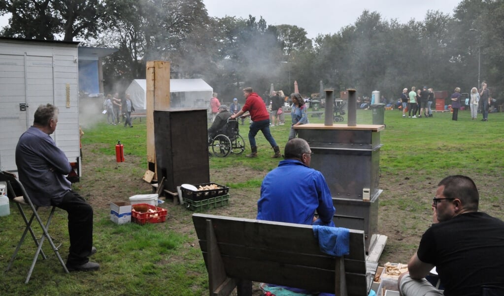 Rookwalmen boven het park bij de Strender Muzieknis. 