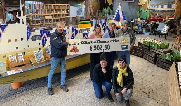 <p>Geld van de oliebollen voor de KNRM op Texel.</p>