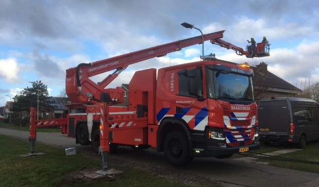 <p>De hoogwerker van de brandweer in actie op de Noorderhaaks</p> 