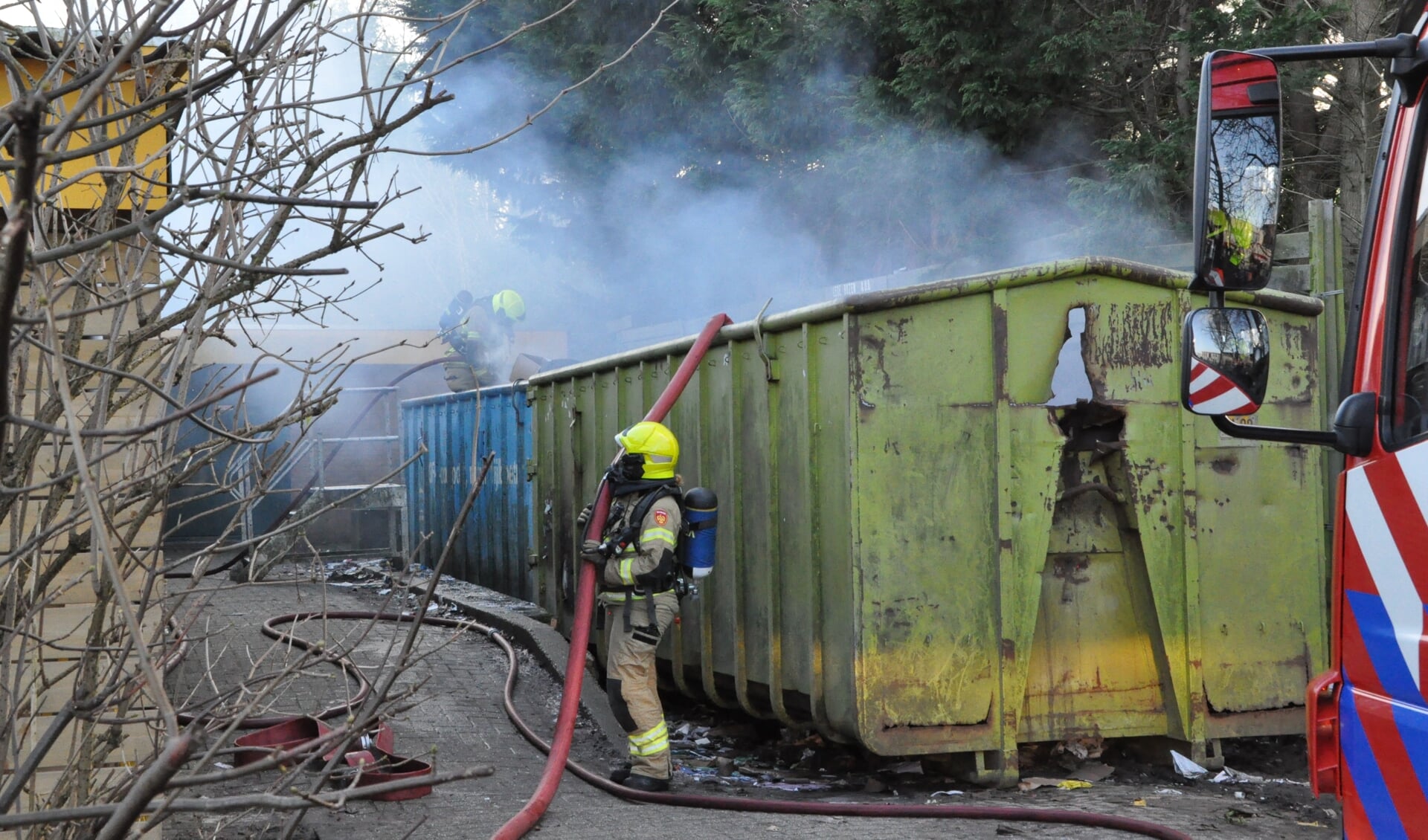 De brandweer in actie om de brand te blussen.