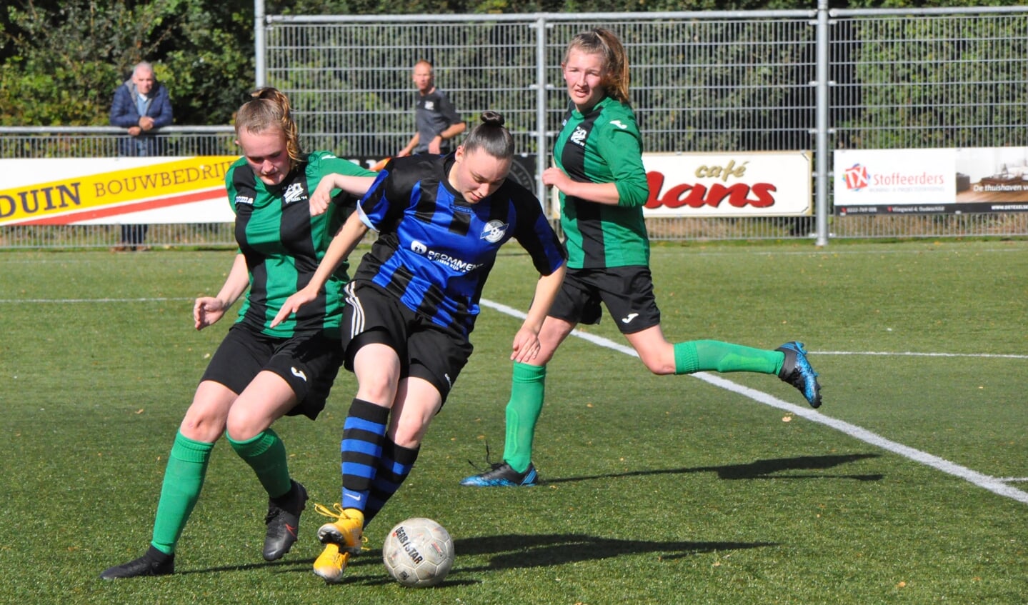 Esmee de Ruyter en Anouk Brouwer van Texel'94 in duel met Melanie Smit die bij JVC speelt.