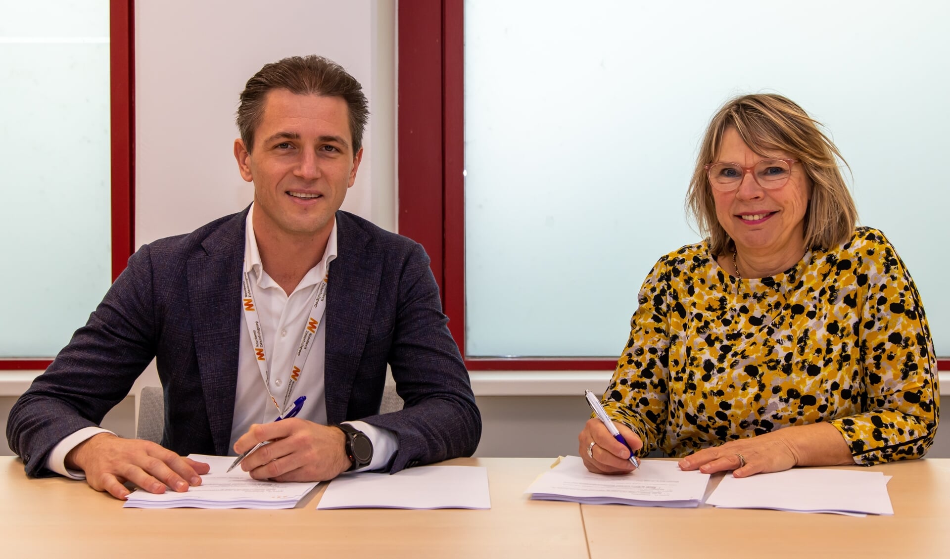 Bestuurslid Jurgen Sernee (Noordwest) en directeur Leonie van den Hoek (HKN) tekenen voor het spoedplein