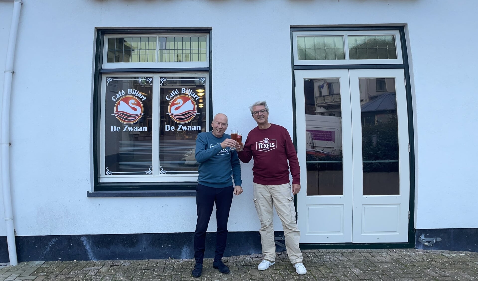 Paul Krugers van Hotel de Lindeboom en Joost Molewijk, directeur Texelse Bierbrouwerij bij De Zwaan .