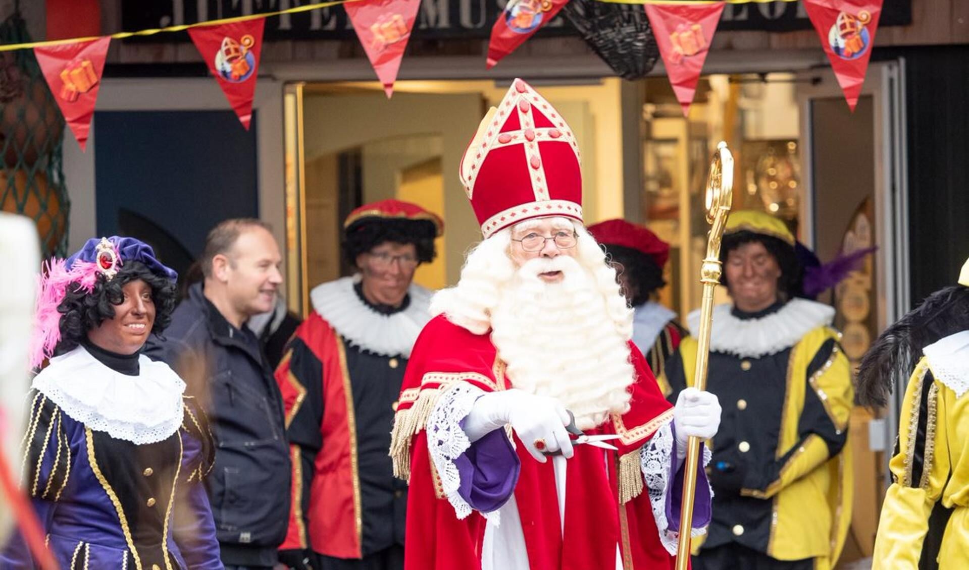 Ook Sinterklaas vermaakte zich uitstekend in het Pietendorp