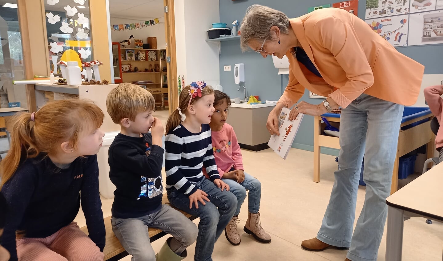 Marianne Witte laat het boek zien in de klas
