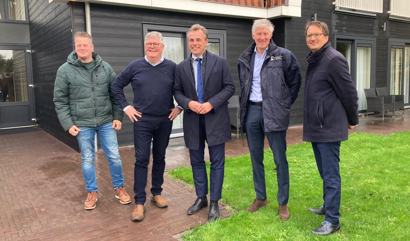 Minister Mark Harbers (midden) bracht maandag een bezoek aan Texel.