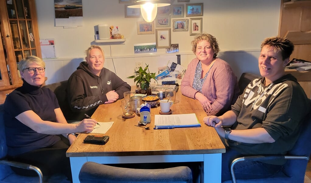 Het bestuur van de vereniging Texelse Kampeer Boeren: Ingrid Uitgeest, Sandy Smit, Karen Hoedjes en Patricia Keijser. Hanneke de Ridder ontbreekt.