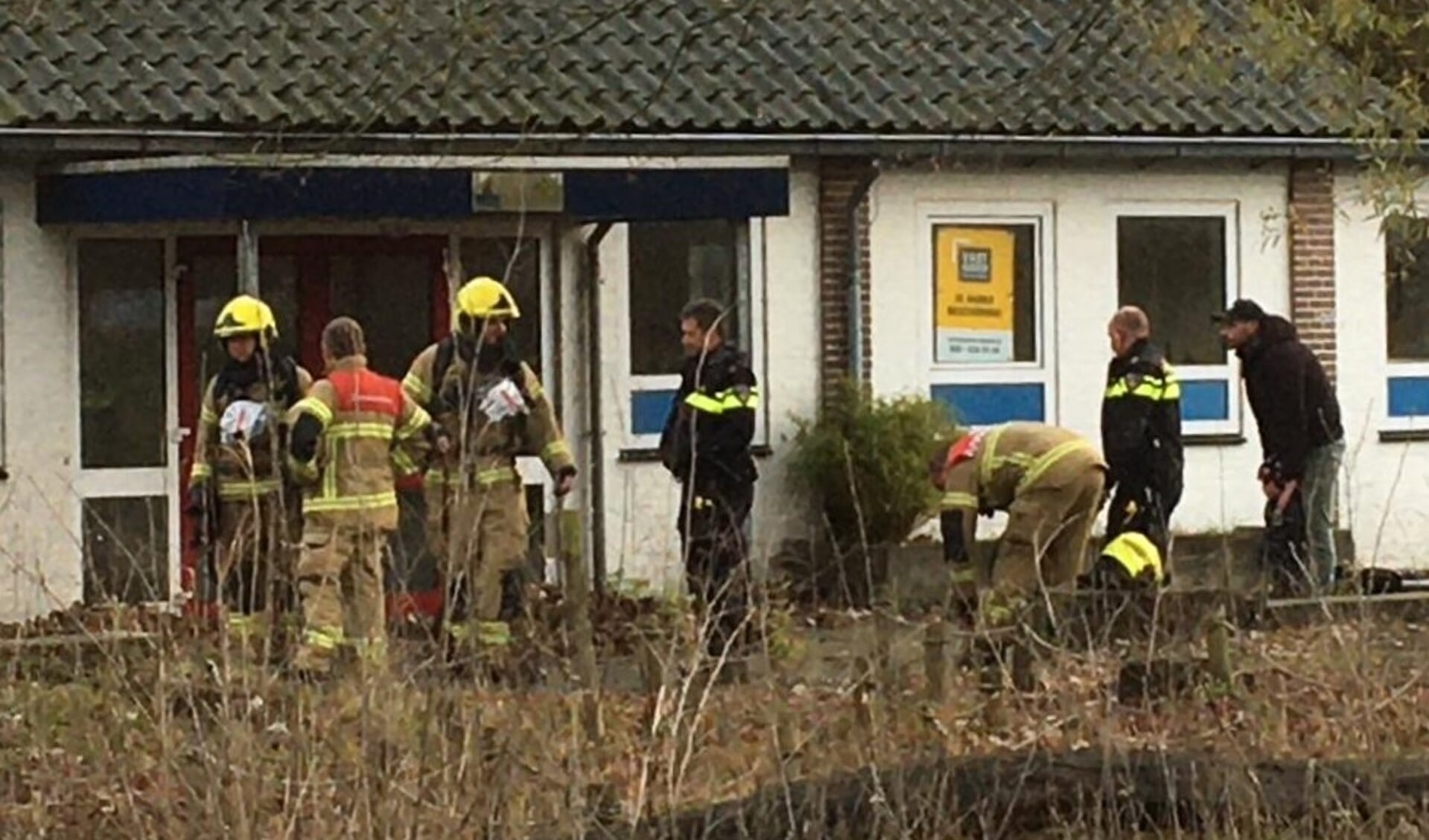 Brandweer en politie bij de voormalige Thijsseschool.