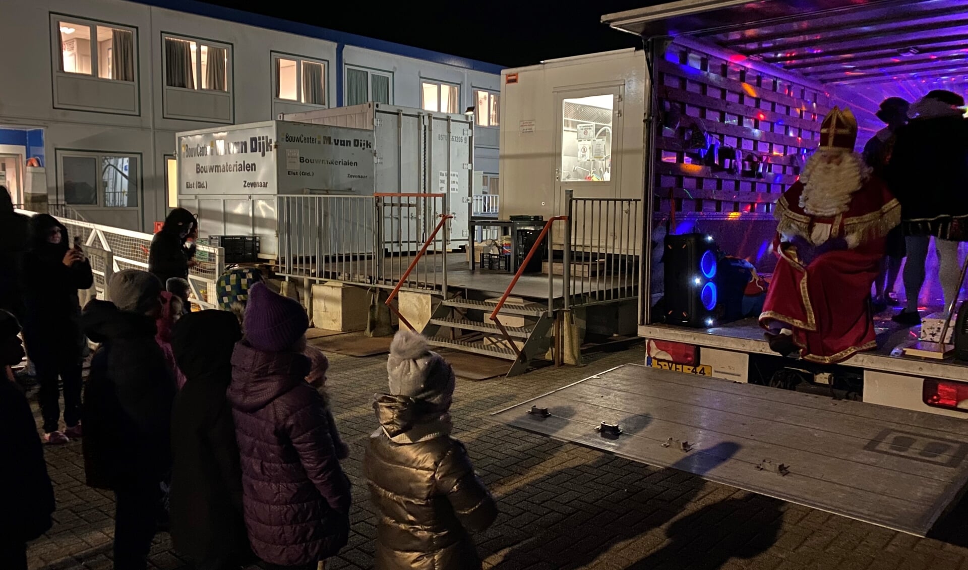 Met de 'mobiele huiskamer' bij de hotelboot in Oudeschild.