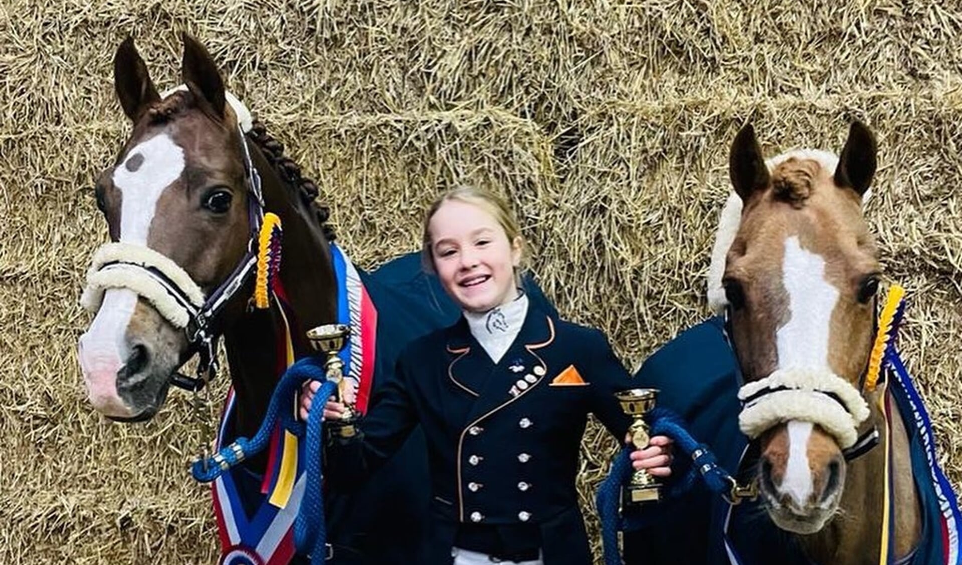 Britt Kikkert met haar twee pony's.