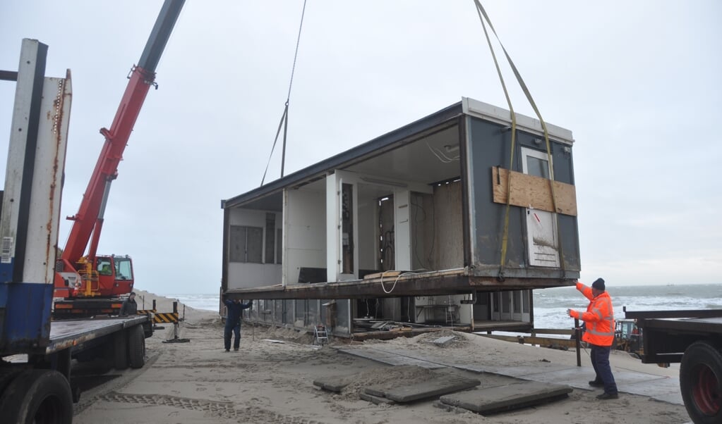 De containers van het paviljoen bij paal 15 orden weggehaald.