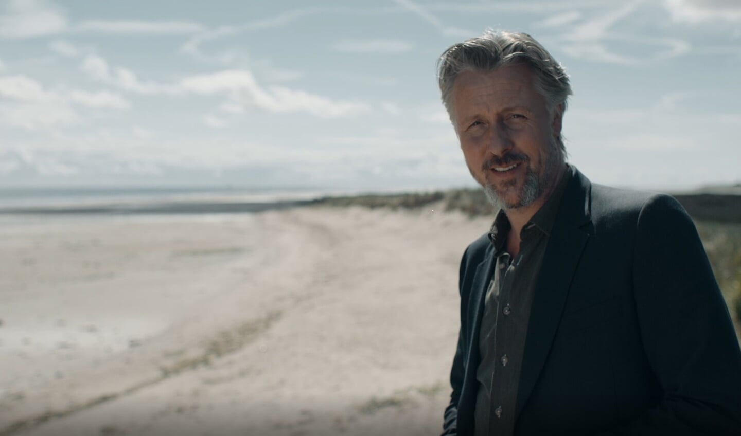 Presentator Daan Schuurman van 'Het Verhaal van Nederland' op Texel.