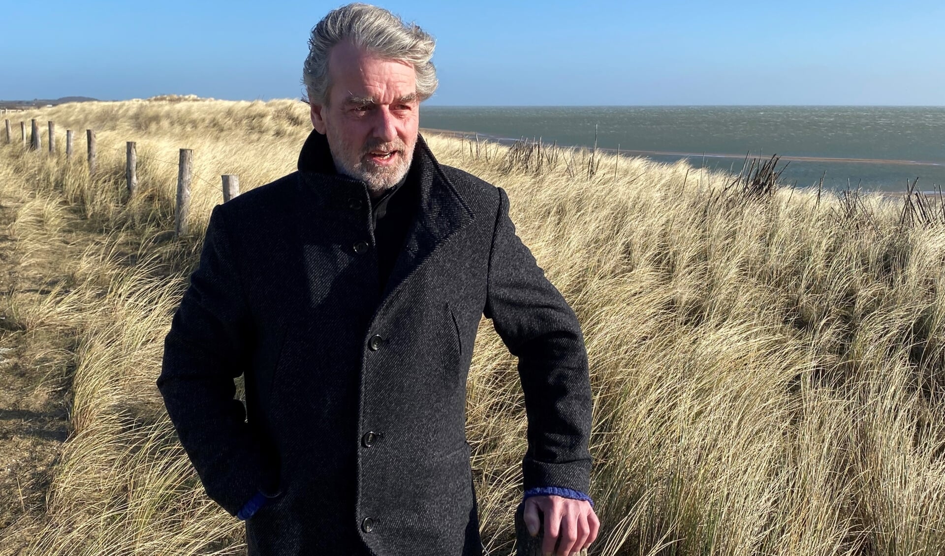 Cor van der Knaap, initiatiefnemer van de petitie "Tesselaars voor de wind", op de Prins Hendrikdijk bij het NIOZ., vlakbij de door hem beoogde locatie. “Hoog tijd om wind te benutten” 