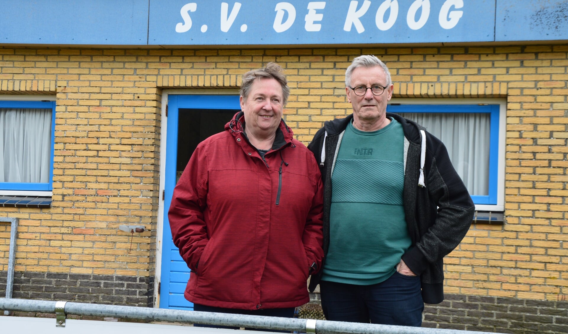 Veronica (Vroon) en Jan van Beek voor de kantine van voetbalclub S.V. De Koog. Rechts Jan na de Halve marathon van De Waal (2016), onder Vroon bij het ringsteken.