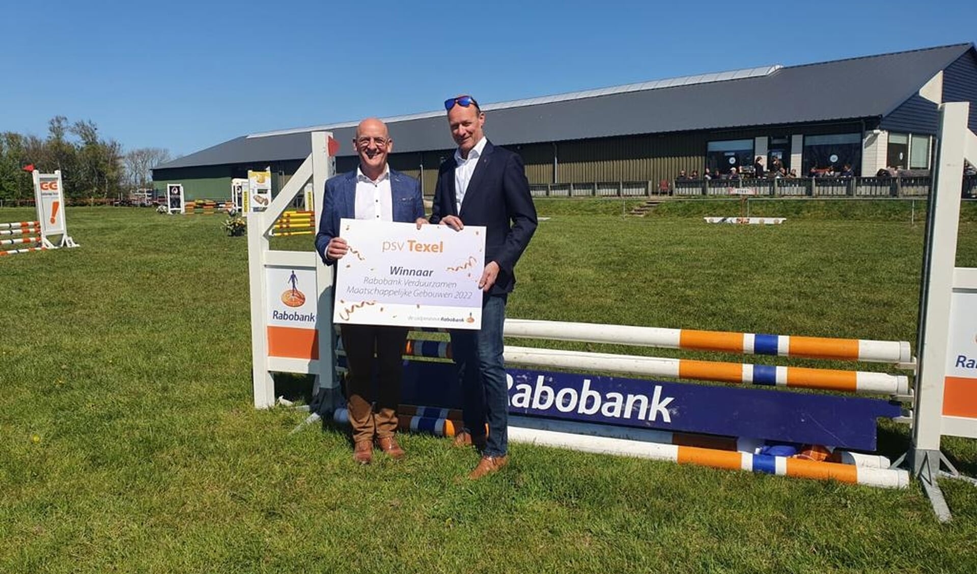 Harry Nieuwenhuizen van de Rabobank met Hans Bergamin van de paardensportvereniging. 