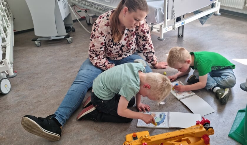 Spelen op de vloer in de ziekenkamer
