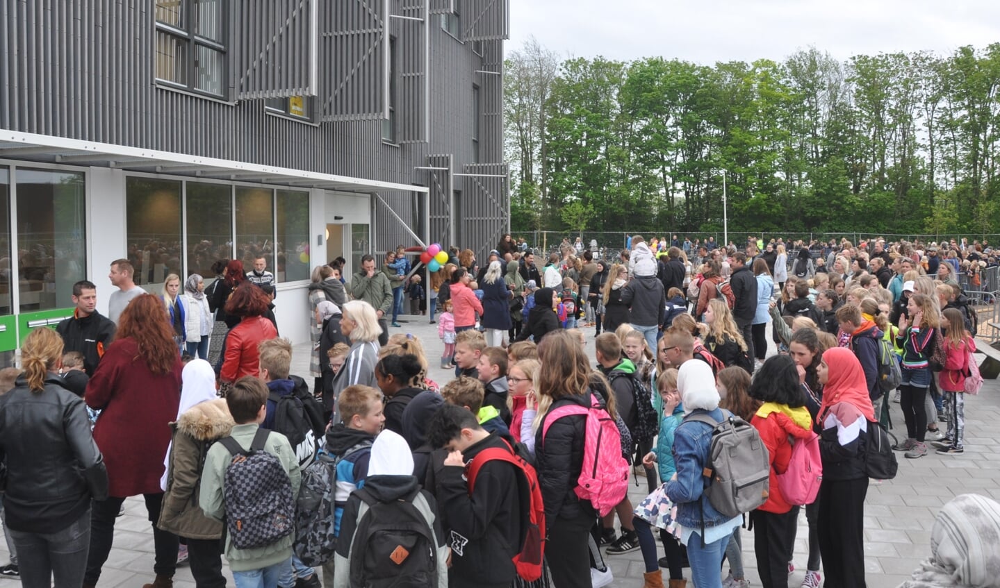 Het was woensdagochtend druk op het plein voor de Skool bij de allereerste schooldag in het nieuwe schoolgebouw.