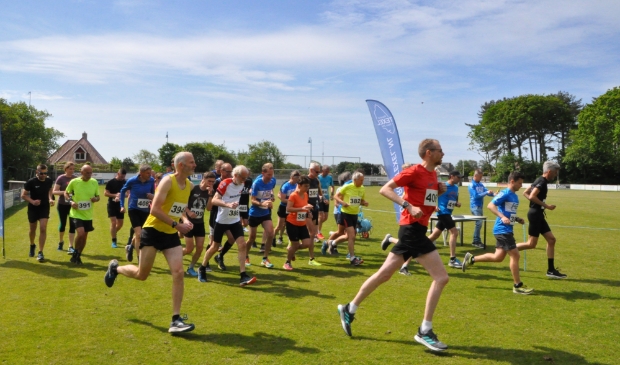 <p>Start van de Hemelvaartscrossloop in De Koog.</p>