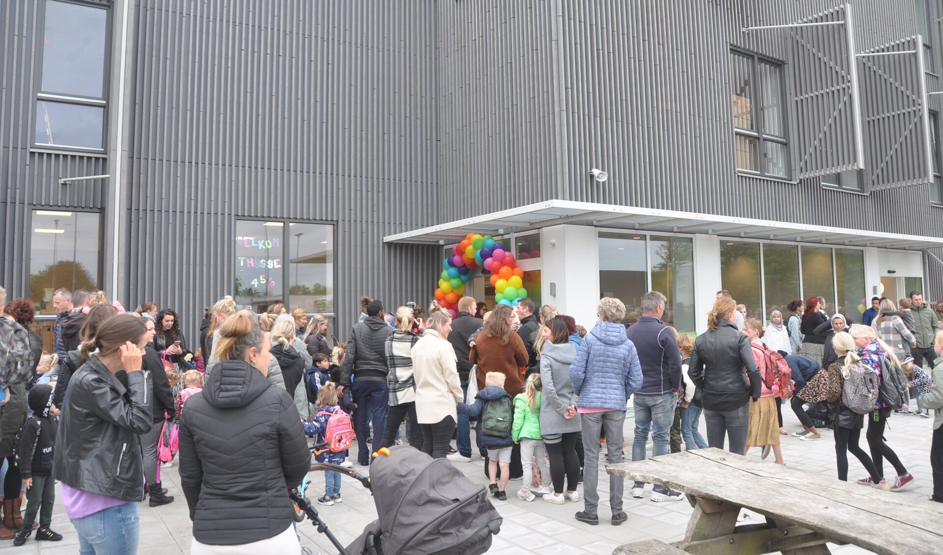 Skool, tijdens de eerste schooldag in mei.