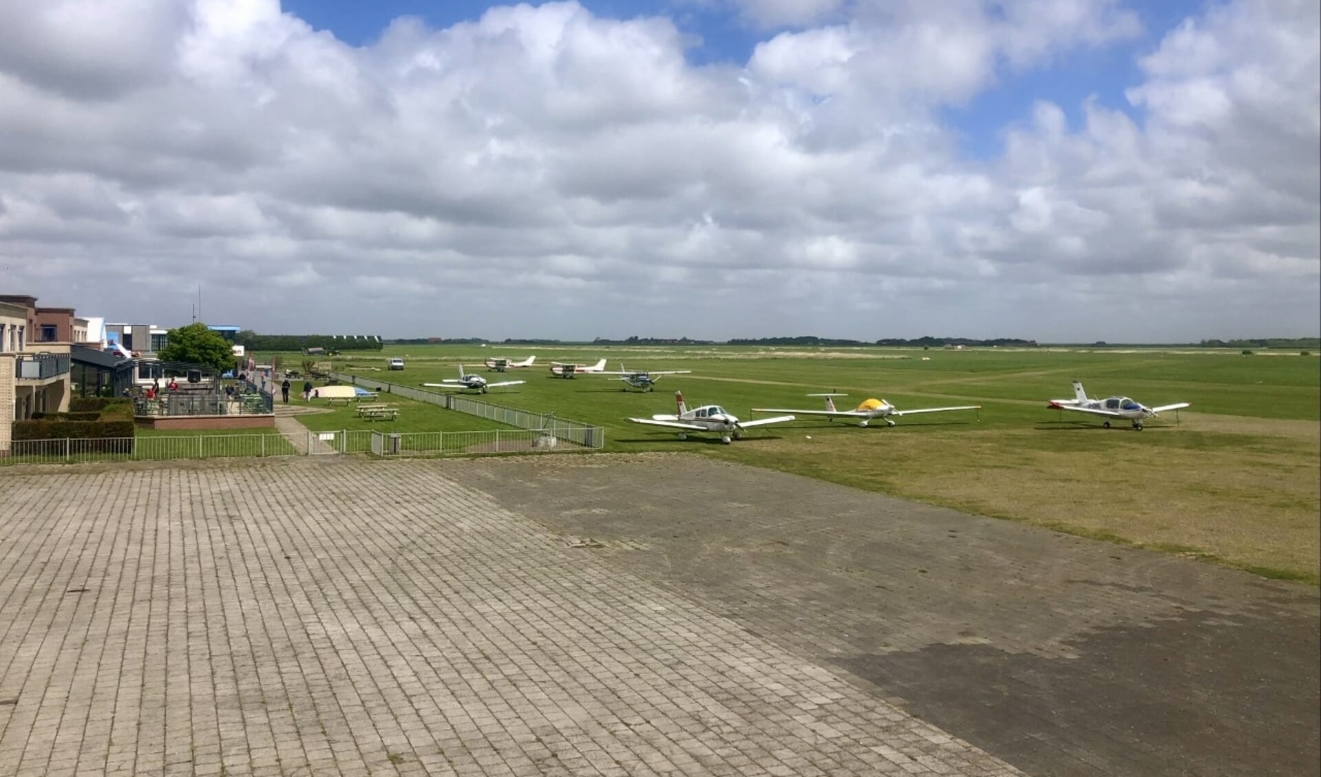 Hollandse luchten boven Texel Airport.