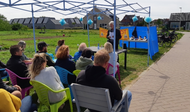 <p>Bewoners van De Tuunen luisteren naar uitleg van Dirk Terpstra over werken in de moestuin.</p>