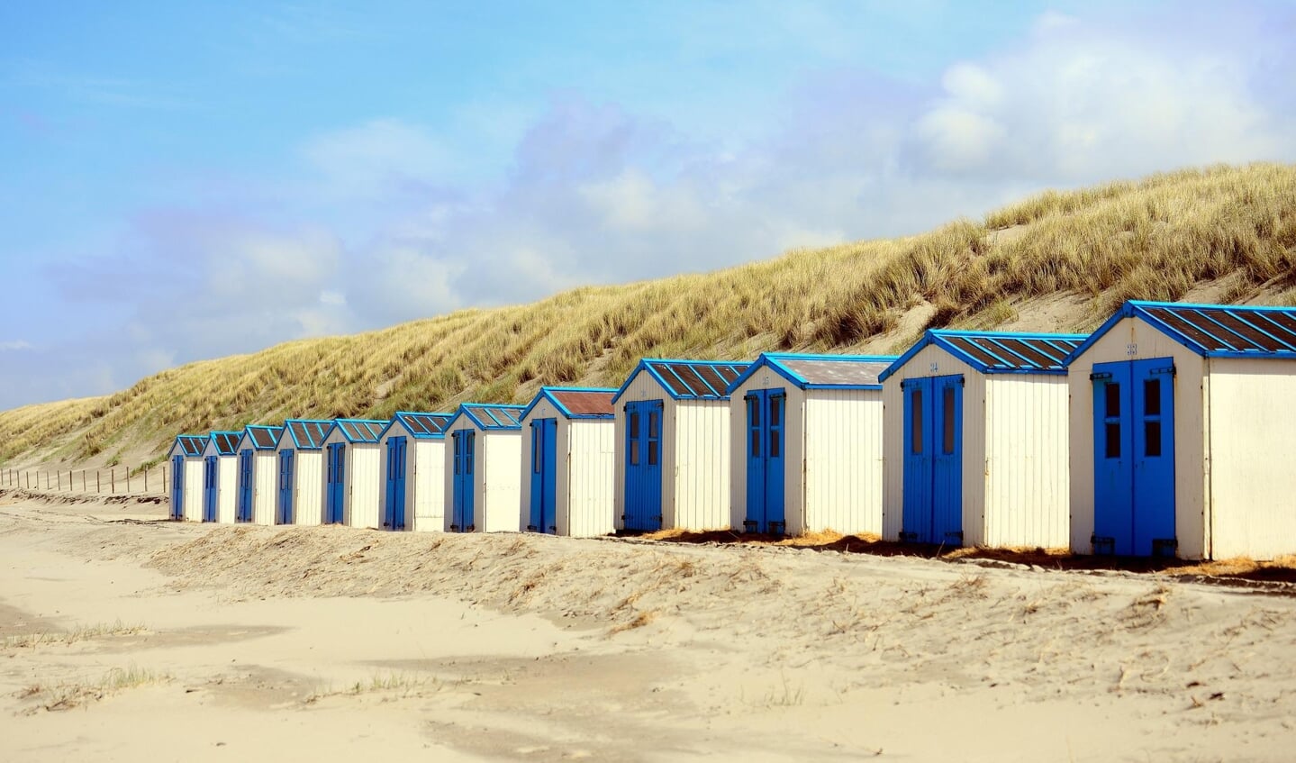 Strandhuisjes op het Texelse zand; het kan niet overal