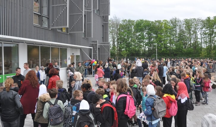 Het was woensdagochtend druk op het plein voor de Skool bij de allereerste schooldag in het nieuwe schoolgebouw.