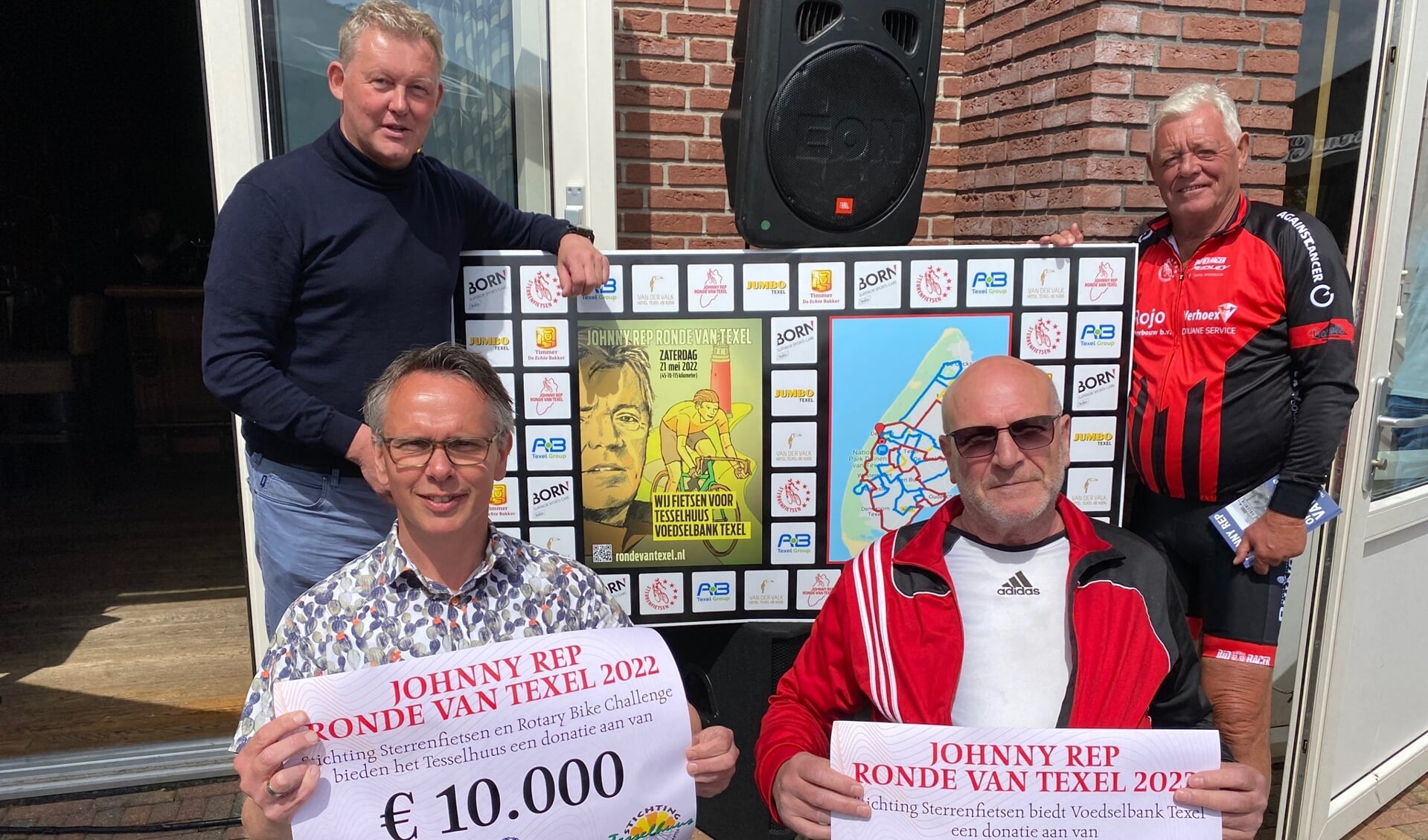 Jan Klok en Dwight Penha kregen de giften van de Johnny Rep Ronde van Texel zaterdagmiddag uit handen van Jeroen Mantel van de Stichting Sterrenfietsen en oud-voetballer Johnny Rep naar wie de recreatieve toertocht is vernoemd.