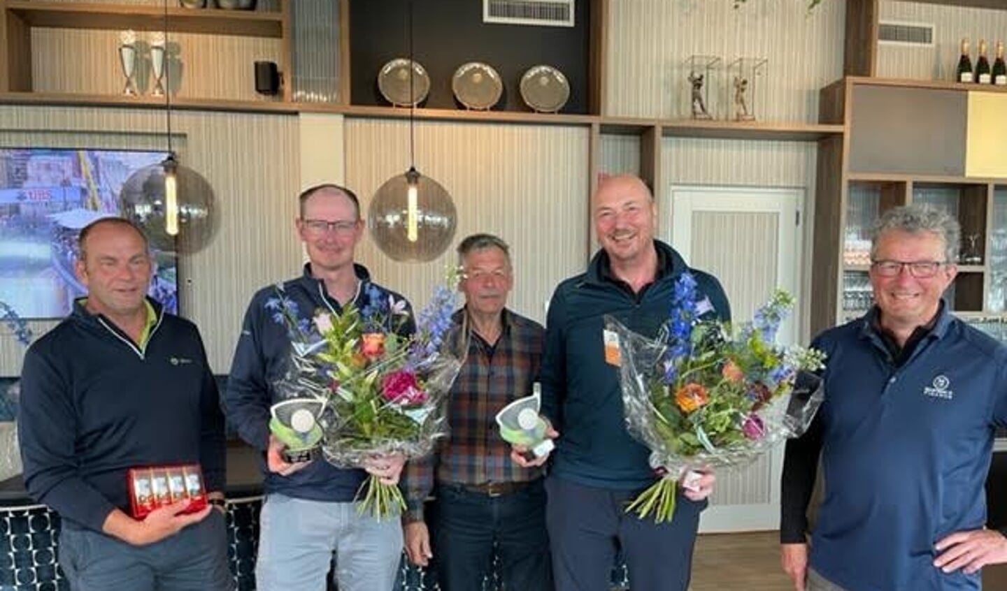 Kevin van Zuilekom (links) met Floris-Jan Zwaag vergezeld door de wedstrijdleiding (Arnold Boomstra, Hans van Maldegem en Jan van Andel
