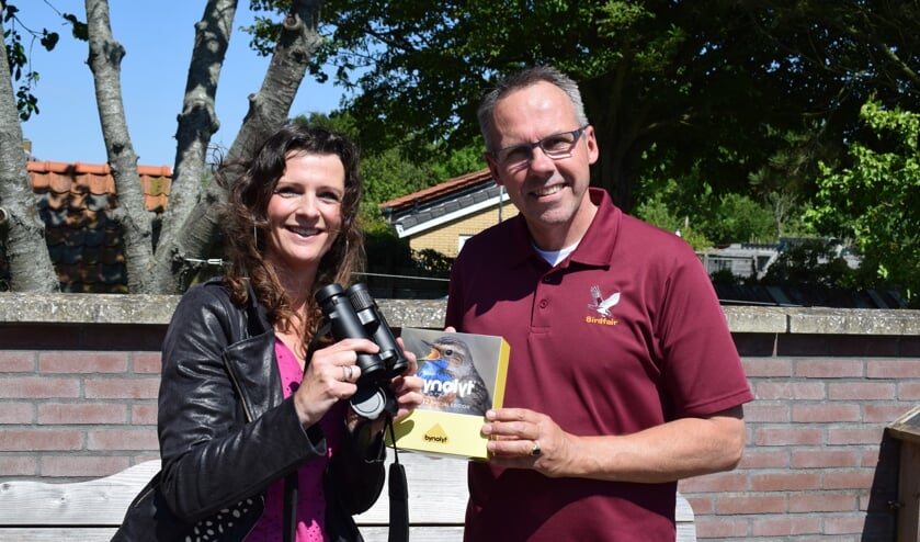 Ingrid van Klei krijgt haar Bynolyt TX-42 uit handen van sponsor Marc Plomp