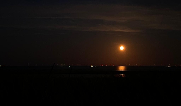 <p>De supermaan, gezien vanaf Texel.</p>