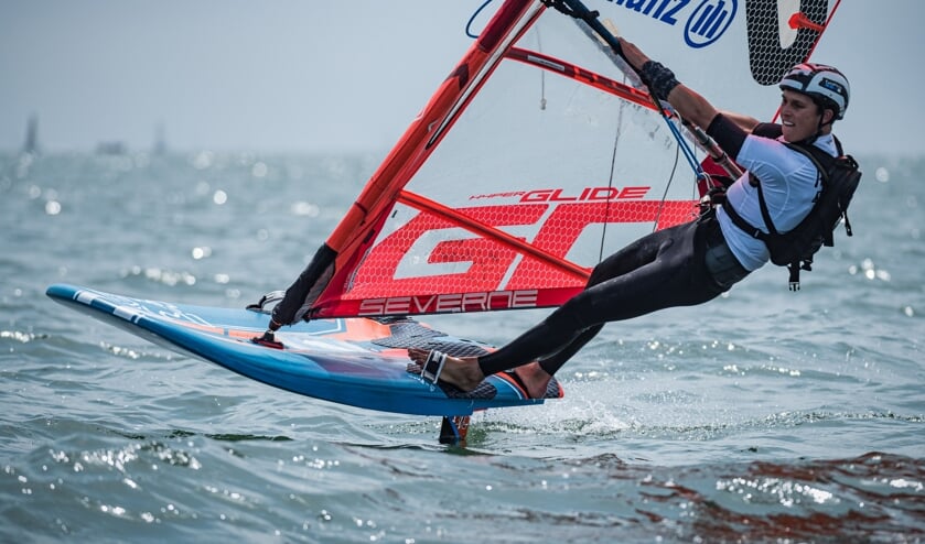 Freerk Blom op de windfoil naar zijn nationale titel