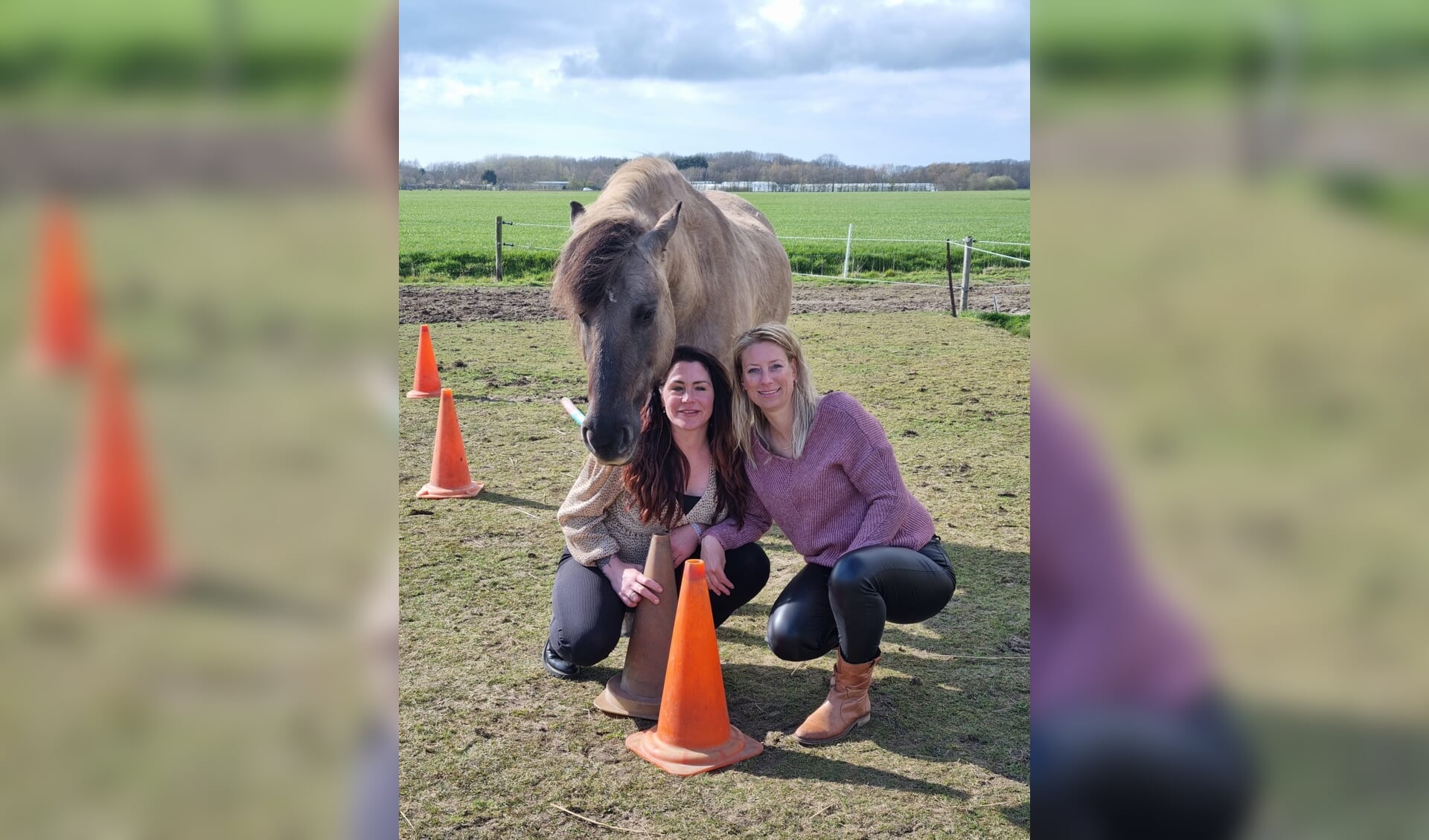 Meria Zegel (links) en Veronique Stiggelbout werken in hun coaching me paarden