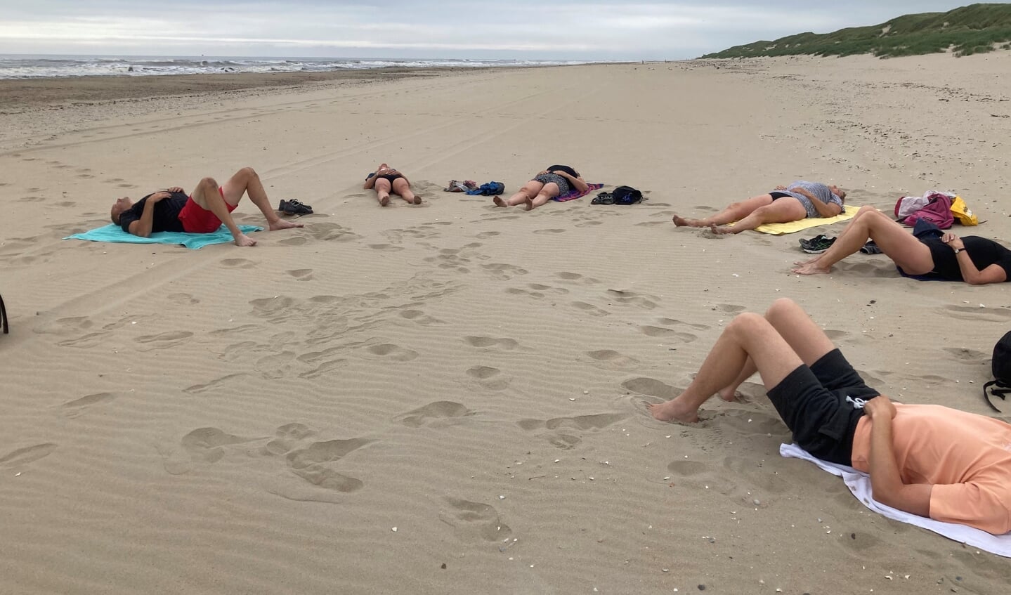 Door oefening, zoals hier op het Texelse strand, beter leren ademhalen, onder leiding van Lijf &  Visie. 