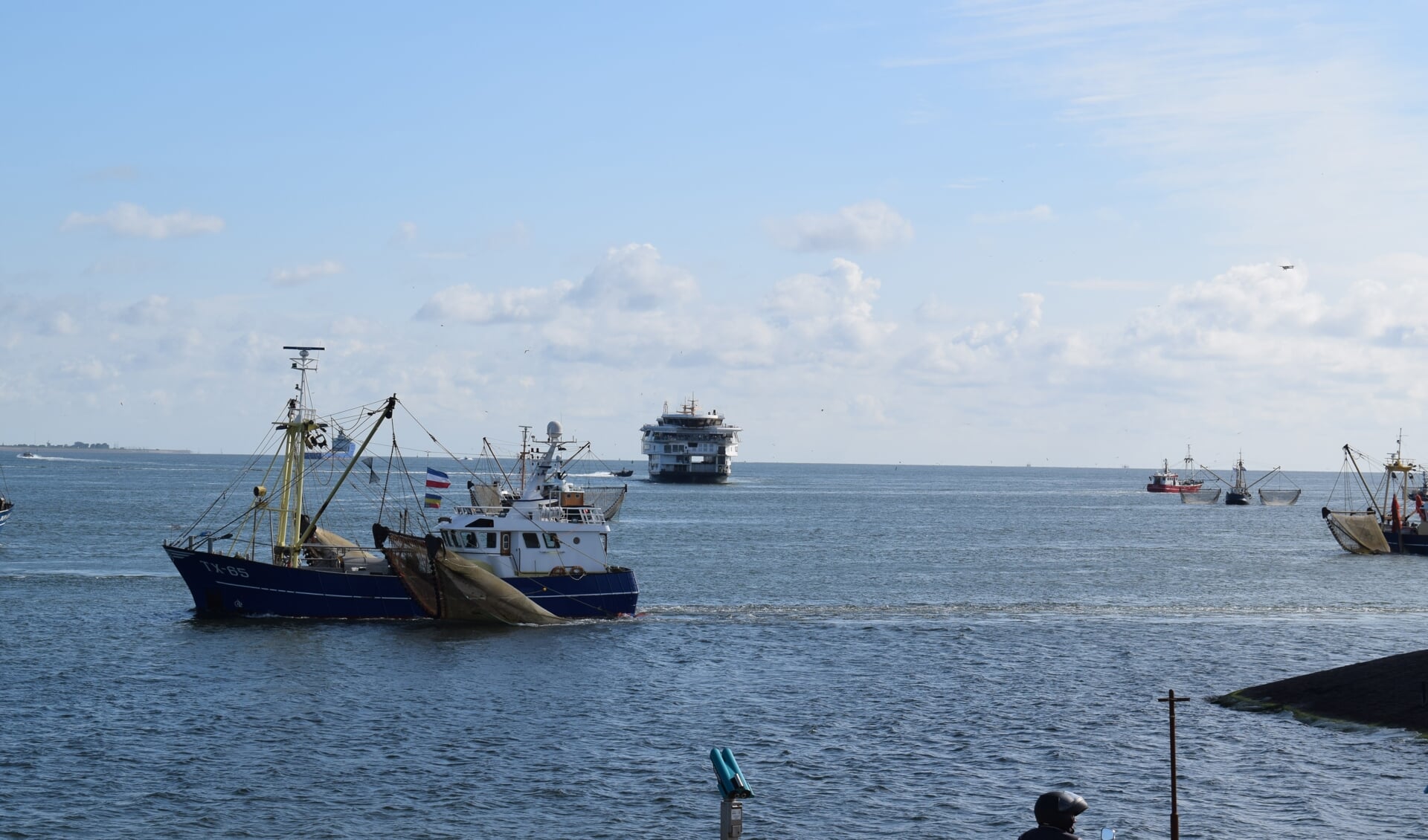 De vissers verlaten de havenmond, de Texelstroom is in aantocht, de actie wordt beëindigd