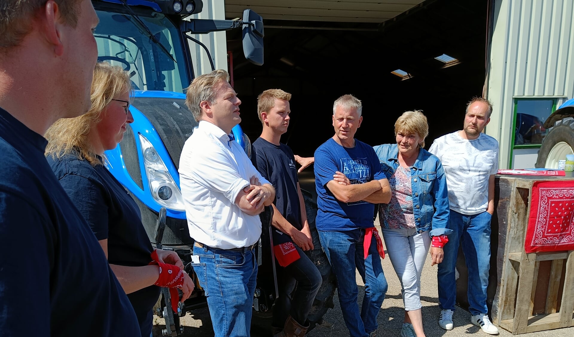 Tweede Kamerlid Pieter Omtzigt (witte blouse) in gesprek met Texelse boeren.