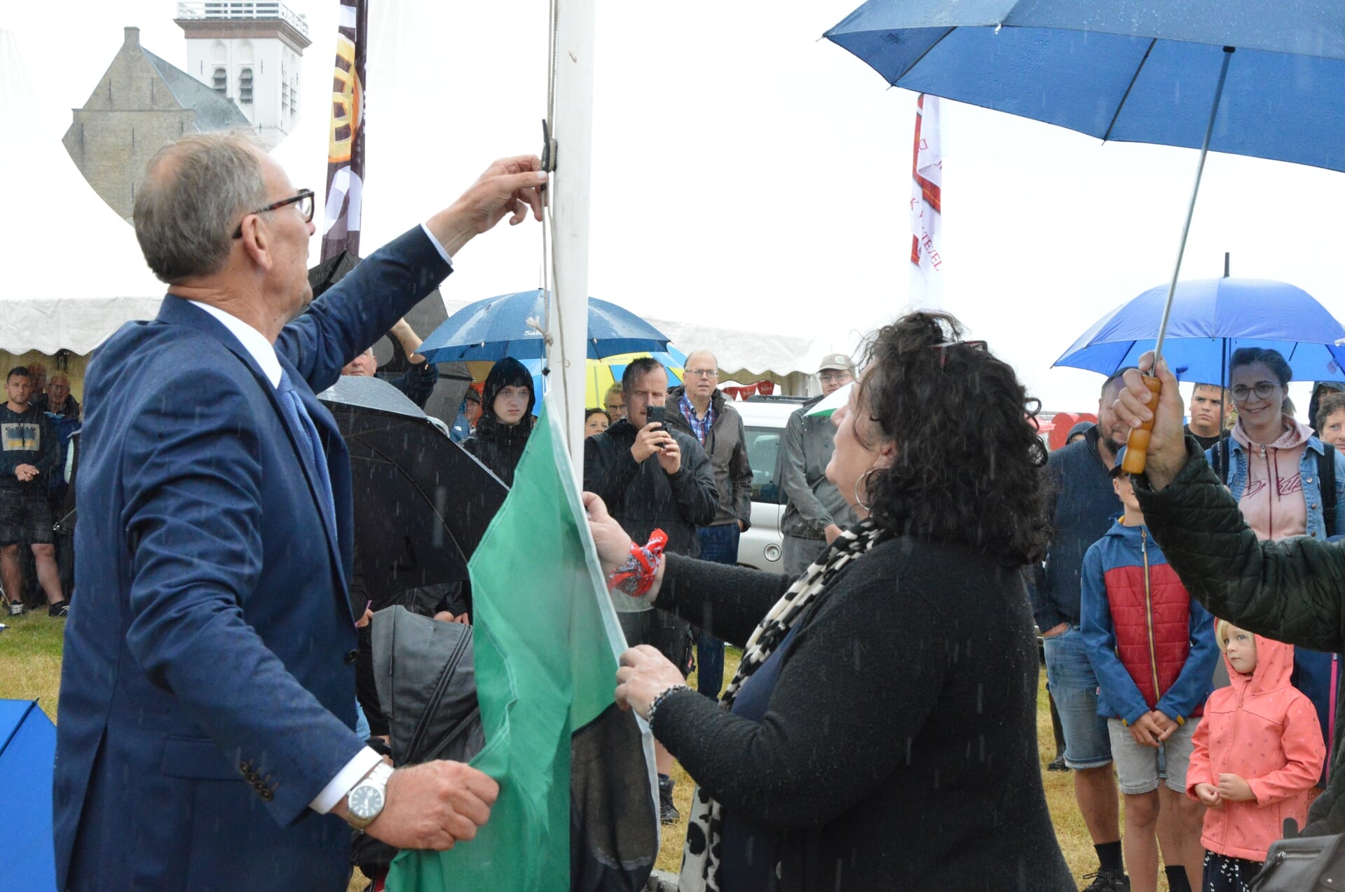 Caroline van der Plas had de eer Landbouwdag Texel te openen. Hier hijst ze met voorzitter Cor de Lugt de vlag.