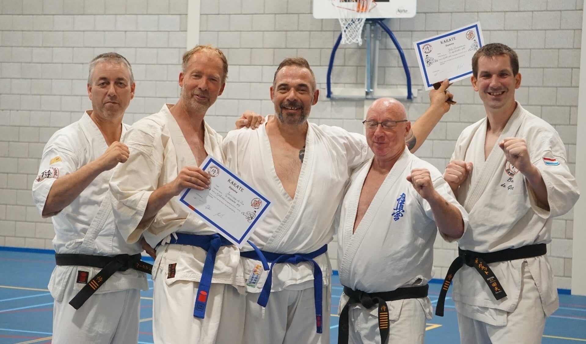 De kersverse bestuursleden Jacco en John gradueren. Van links naar rechts: Marco Beekman, Jacco van de Ree, John Timmermans, Fred Schonenberg en Rob de Gast