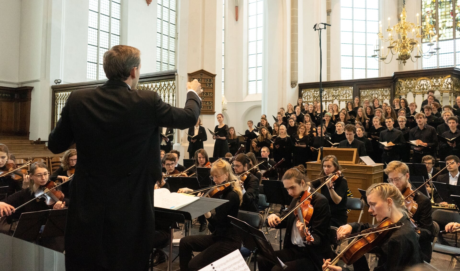 Het Utrechts Studenten Koor en Orkest telt zo'n honderdvijftig leden.