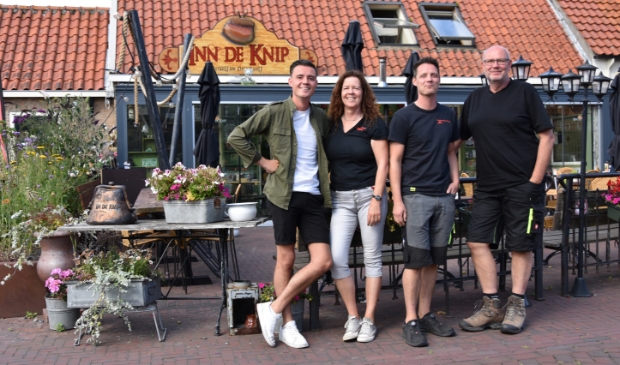 <p>Jacco (26), Annegré (57), Sander (31) en Eddy (59) Vermeulen voor Inn De Knip.</p>