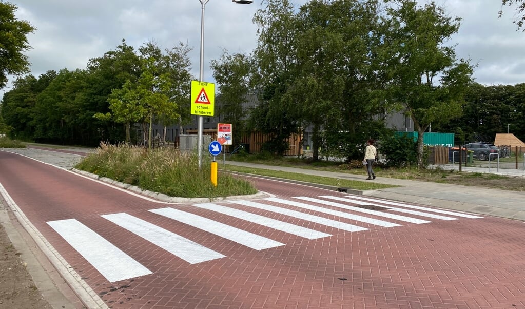 Het tijdelijk zebrapad over de Emmalaan naar de Skool.