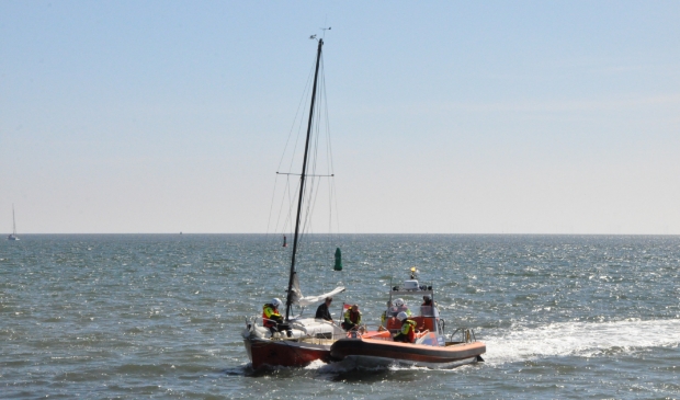 <p>De Cornelis Dito vaart het zeiljacht naar de haven van Oudeschild.</p>