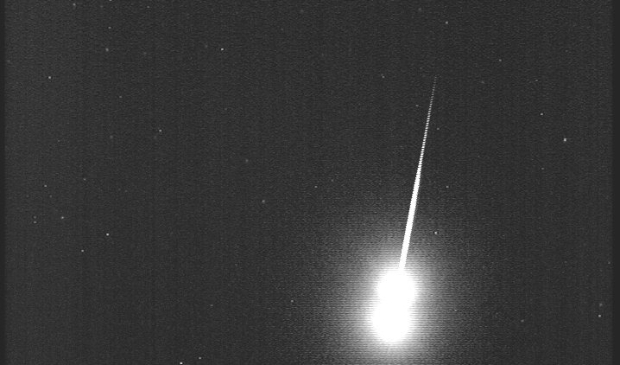<p>Een zeer heldere meteoor, waargenomen met een automatische camera op 24 juni op de Texelse sterrenwacht.</p> 