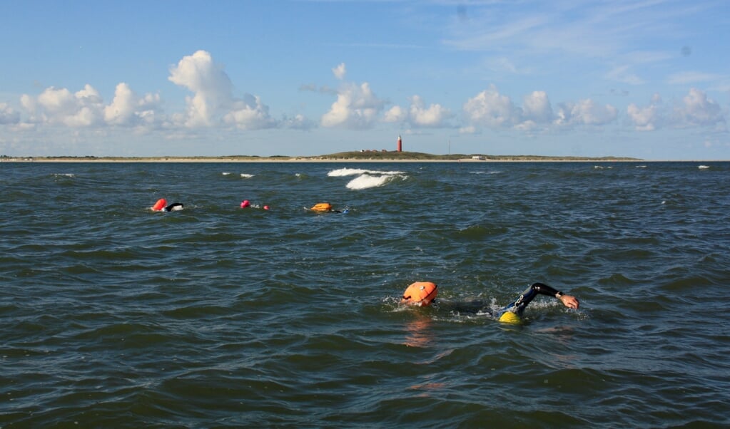 De zwemmers op weg van Texel naar Vlieland.