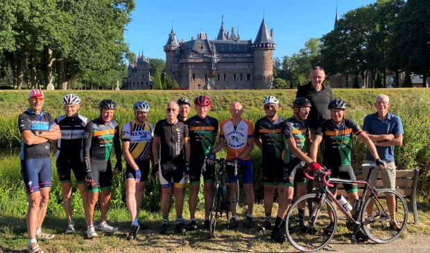 Deelnemers aan de Ulra Jubileumtocht bij slot De Haar in Haarzuilens.