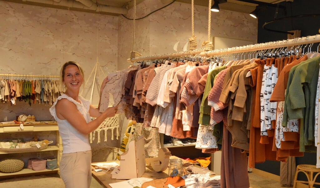 Kimberly Monsma van Eiland Baby Kids Store aan de Nikadel in De Koog toont haar collectie kinderkleding.