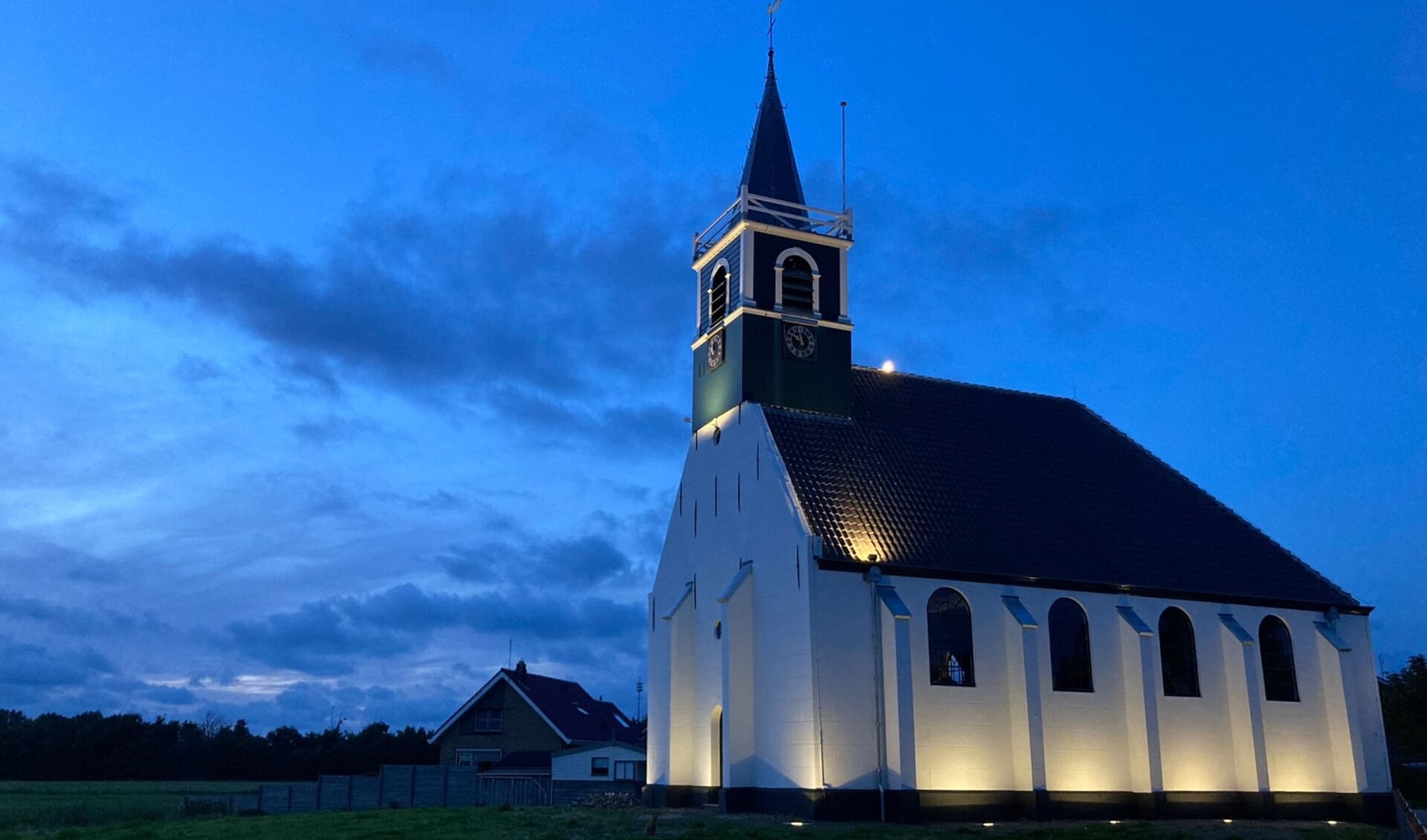 De verlichte Zeemanskerk in Oudeschild.