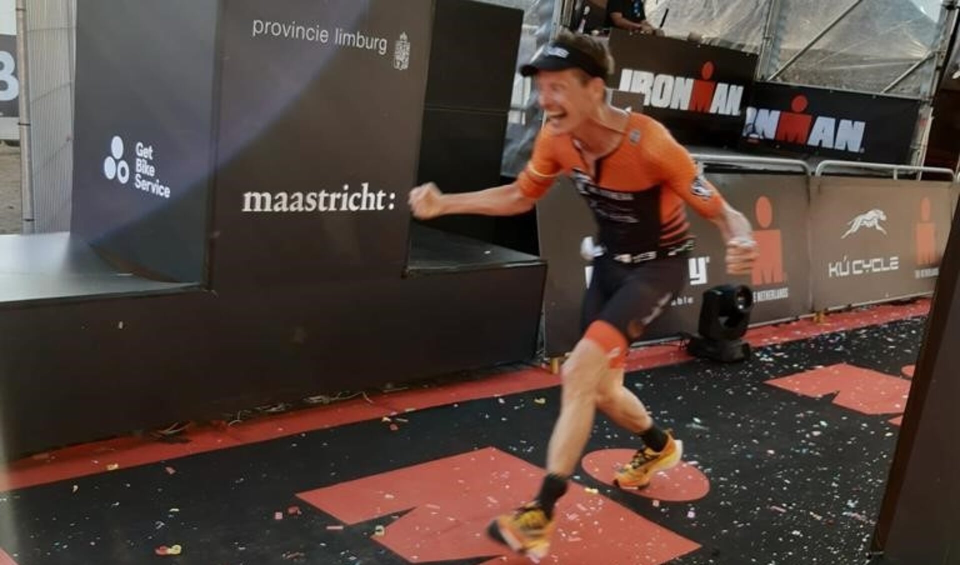 Joost Hoogenbosch gaat dolblij door de finish. 