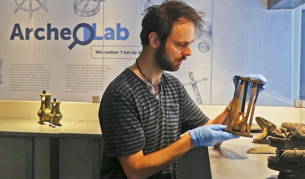 Archeoloog Wytze Stellingwerf aan het werk in het Archeolab bij Museum Kaap Skil