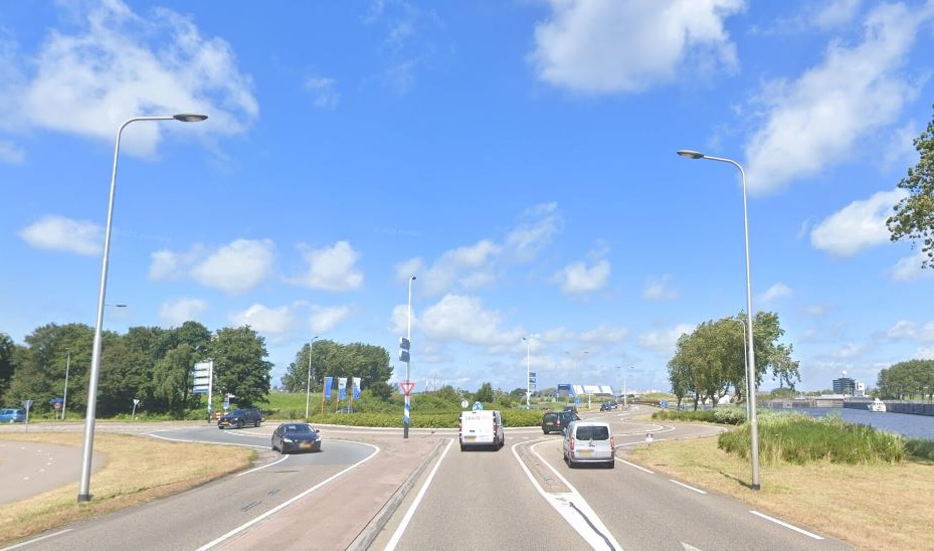De rotonde van de N250 en de Ravelijnweg in Den Helder die dicht gaat.